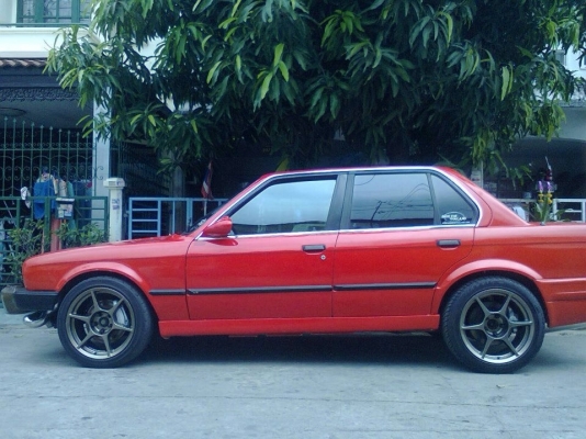 BMW E30 สีแดง BMW E30 สีแดง