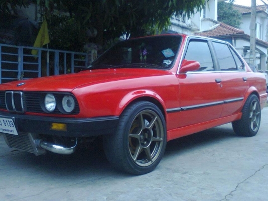 BMW E30 สีแดง