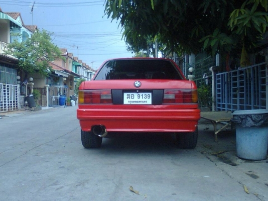 BMW E30 สีแดง BMW E30 สีแดง