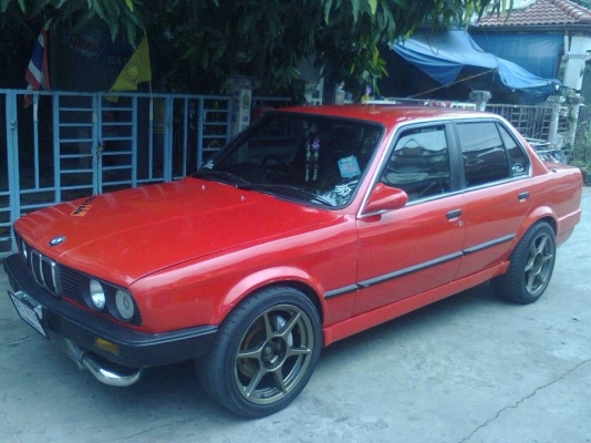 BMW E30 สีแดง BMW E30 สีแดง