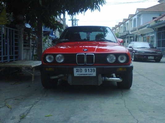 BMW E30 สีแดง BMW E30 สีแดง