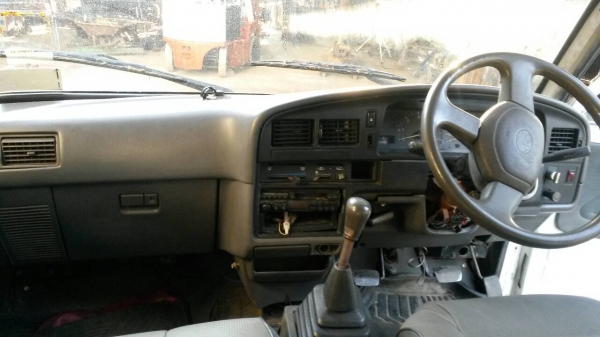 ขายรถตู้โตโยต้าเครื่อง 2L ต่อไทยรุ่งบอดี้ยาวๆ เครื่องแน่นๆแอร์หน้า-หลังเย็นๆเบาะครบ ช่วงล่างเป็นแซสซี สวยๆไม่มีผุ ทะเบียนเพิ่งต่อมาครับ เอาไปขายของ รับนักเรียน หรือทำตู้นอนแจ๋วเลยครับ ขาย 70000 บาท