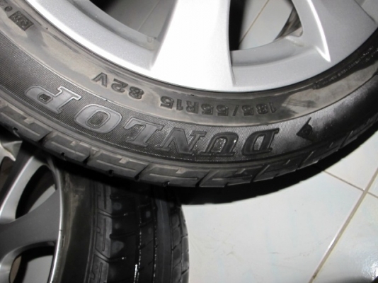 ขายล้อแม็กMazada 2 สวยๆ พร้อมยางdunlop ปี2012ถูกๆ