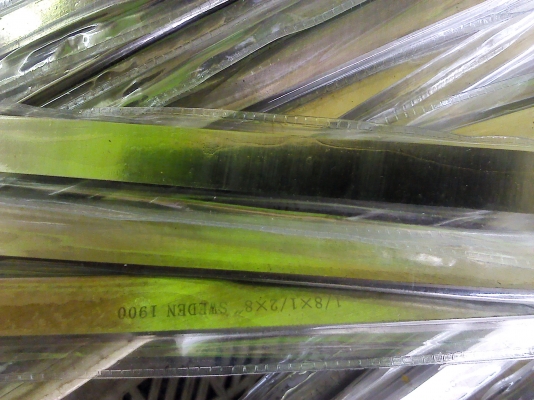 มีดกลึง 1/8 * 5/8 ของสวีเดน เกรด 1900 และมีอีกหลายความหนาและหลายรุ่น