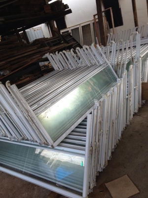 ขายบานประตูหน้าต่างเก้าอี้โรงแรม มากมายถูกๆ