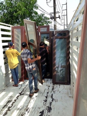 ขายบานประตูหน้าต่างเก้าอี้โรงแรม มากมายถูกๆ