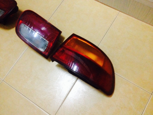 ขายไฟท้าย honda 3-4ประตู แท้ติดรถ 4ชิ้น สภาพสวยไม่มีแตกลายงาราคา1500บาท โทร0924462525โส กทม