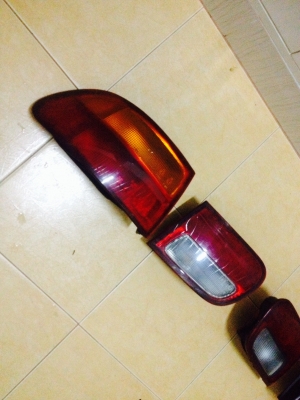 ขายไฟท้าย honda 3-4ประตู แท้ติดรถ 4ชิ้น สภาพสวยไม่มีแตกลายงาราคา1500บาท โทร0924462525โส กทม