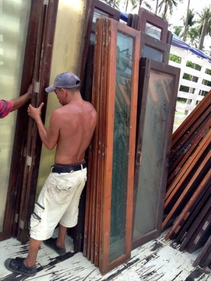 ขายบานประตูหน้าต่างเก้าอี้โรงแรม มากมายถูกๆ