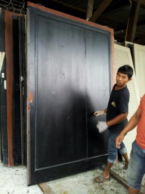 ขายบานประตูหน้าต่างเก้าอี้โรงแรม มากมายถูกๆ