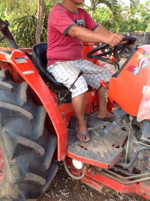 แทรกเตอร์คูโบต้า สภาพดีมาก  เดิมๆทั้งคัน เจ้าของฝากขาย  มีใบดันหน้า และ โรตารี่ และ ผานหลัง cnt  พร้อมเล่มทะเบียน