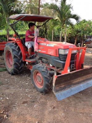 แทรกเตอร์คูโบต้า สภาพดีมาก  เดิมๆทั้งคัน เจ้าของฝากขาย  มีใบดันหน้า และ โรตารี่ และ ผานหลัง cnt  พร้อมเล่มทะเบียน