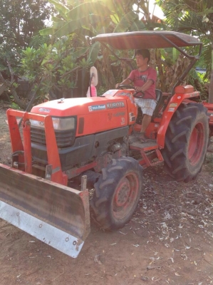 แทรกเตอร์คูโบต้า สภาพดีมาก  เดิมๆทั้งคัน เจ้าของฝากขาย  มีใบดันหน้า และ โรตารี่ และ ผานหลัง cnt  พร้อมเล่มทะเบียน