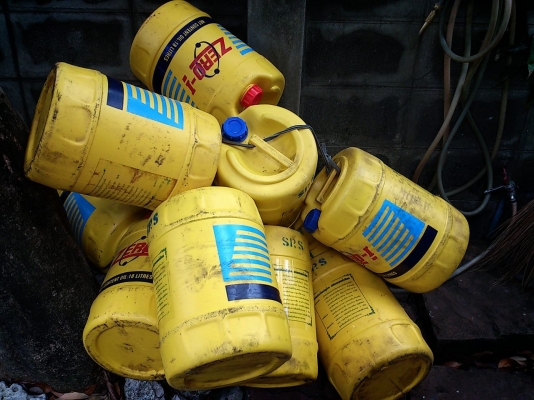 มีถังแกลลอน 18 ลิตร 12 ใบ เผื่อใครสนใจจะใช้ อยู่ที่บ้านเกะกะมากให้ราคามาเลยค่ะ 0869817122