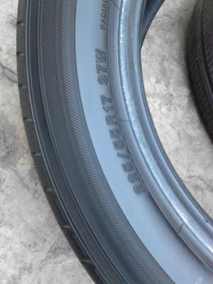 225/55R17  YOKOHAMA  ADVANCE db  มีชุด 4 เส้น โทร.081-427-3941