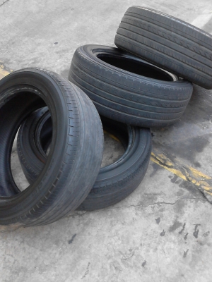 225/55R17  YOKOHAMA  ADVANCE db  มีชุด 4 เส้น โทร.081-427-3941