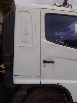 รถฮีโน่ 10 ล้อดั้ม 220 แรงม้า. ปี 48  สนใจติดต่อ 081 - 6079515