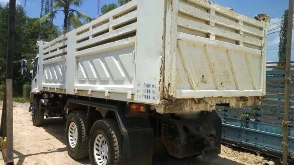 รถอีซูซุ 10 ล้อดั้ม 270 แรงม้า. ปี 49  ( รถสวยๆ )  สนใจติดต่อ 081 - 6079515