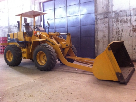 ขายรถตักล้อยาง KOMATSU WA-100-1 รถสวยมาก ต่อแขนแล้ว พร้อมใช้ ราคาคุยกันครับ