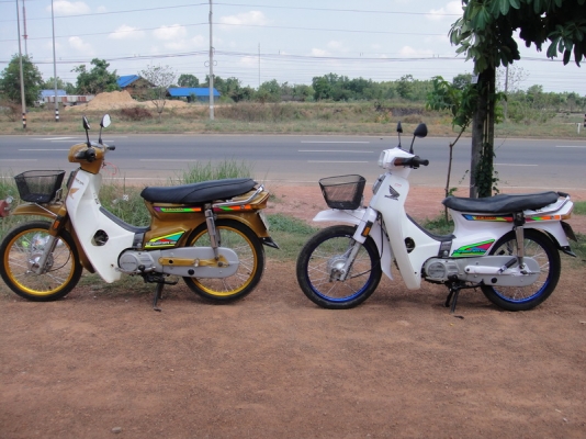 ขายฮอนด้าดรีมคุรุสภา ( ทำสีขาวมุก ) แต่งให้เสร็จ ลงล้อสีสีน้ำเงิน ท่อผ่าดังๆ แน่นๆ ขายฮอนด้าดรีมคุรุสภา ( ทำสีขาวมุก ) แต่งให้เสร็จ ลงล้อสีสีน้ำเงิน ท่อผ่าดังๆ แน่นๆ