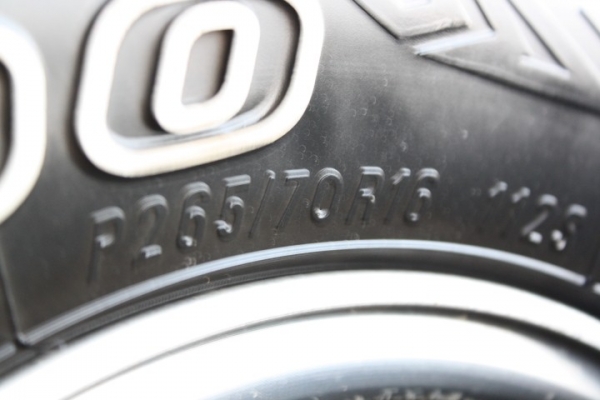 ขายแม็ก Toyota Land Cruiser VX80 พร้อมยาง 265/70 r16 ปี 11 ครับ