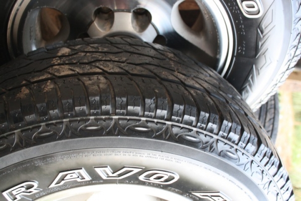 ขายแม็ก Toyota Land Cruiser VX80 พร้อมยาง 265/70 r16 ปี 11 ครับ