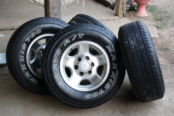 ขายแม็ก Toyota Land Cruiser VX80 พร้อมยาง 265/70 r16 ปี 11 ครับ