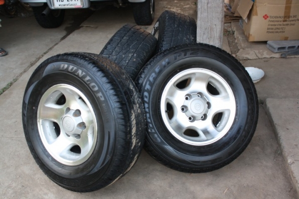 ขายแม็ก Toyota Land Cruiser VX80 พร้อมยาง 265/70 r16 ปี 11 ครับ