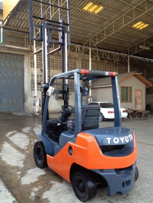 โฟล์คลิฟท์ toyota 2ตัน รุ่น8 เครือง4y