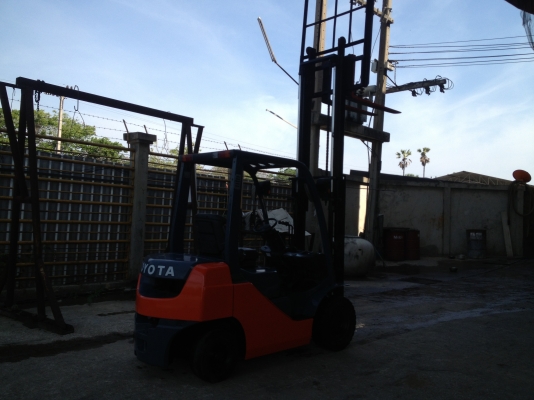 โฟล์คลิฟท์ toyota 2ตัน รุ่น8 เครือง4y