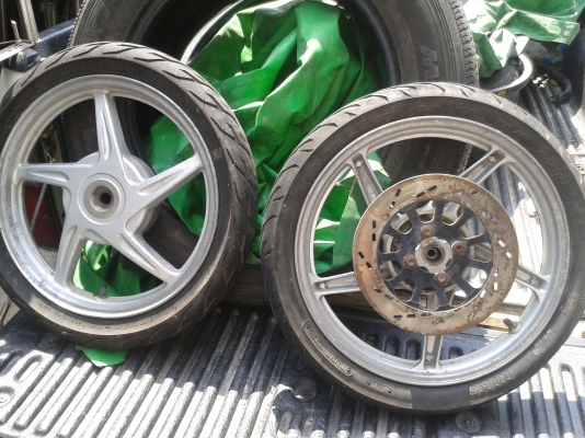 ล้อแม็กถอดจากYAMAHA MEOพร้อมยางและจานเบรก 1800 บาท