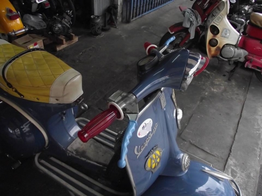 ขาย Vespa 64 ทะเบียนแท้ พร้อมโอน ของแต่งแท้ทั้งคัน(หายากมากกกครับ เฉพาะของแต่งก็หลายหมืนแล้วครับ)แก๊บหน้า แบ็มเบ้ มือเบรค ยางสวม อังกฤษ ปลอกแฮน แบ้มเบ้ สายรัดเบาะแบ้มเบ้ กันชนหน้า วีกาโน้ สภาพสวยใสไร้ที่ติ เครื่องยนต์ดี ระบบไฟติดหมด ราคาพร้อมชุดแต่งแท้ กั