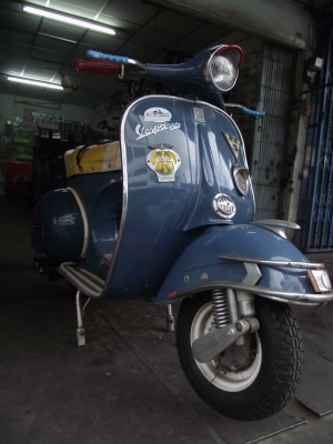 ขาย Vespa 64 ทะเบียนแท้ พร้อมโอน ของแต่งแท้ทั้งคัน(หายากมากกกครับ เฉพาะของแต่งก็หลายหมืนแล้วครับ)แก๊บหน้า แบ็มเบ้ มือเบรค ยางสวม อังกฤษ ปลอกแฮน แบ้มเบ้ สายรัดเบาะแบ้มเบ้ กันชนหน้า วีกาโน้ สภาพสวยใสไร้ที่ติ เครื่องยนต์ดี ระบบไฟติดหมด ราคาพร้อมชุดแต่งแท้ กั
