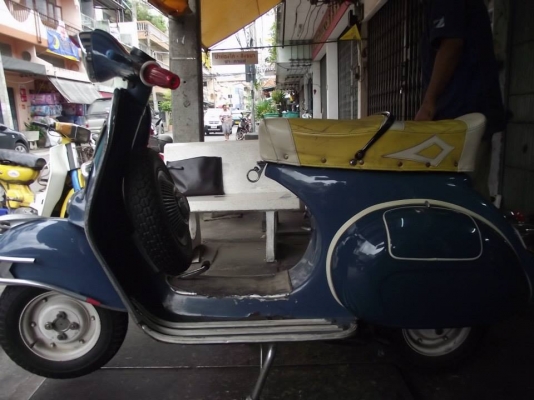ขาย Vespa 64 ทะเบียนแท้ พร้อมโอน ของแต่งแท้ทั้งคัน(หายากมากกกครับ เฉพาะของแต่งก็หลายหมืนแล้วครับ)แก๊บหน้า แบ็มเบ้ มือเบรค ยางสวม อังกฤษ ปลอกแฮน แบ้มเบ้ สายรัดเบาะแบ้มเบ้ กันชนหน้า วีกาโน้ สภาพสวยใสไร้ที่ติ เครื่องยนต์ดี ระบบไฟติดหมด ราคาพร้อมชุดแต่งแท้ กั