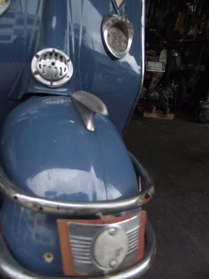 ขาย Vespa 64 ทะเบียนแท้ พร้อมโอน ของแต่งแท้ทั้งคัน(หายากมากกกครับ เฉพาะของแต่งก็หลายหมืนแล้วครับ)แก๊บหน้า แบ็มเบ้ มือเบรค ยางสวม อังกฤษ ปลอกแฮน แบ้มเบ้ สายรัดเบาะแบ้มเบ้ กันชนหน้า วีกาโน้ สภาพสวยใสไร้ที่ติ เครื่องยนต์ดี ระบบไฟติดหมด ราคาพร้อมชุดแต่งแท้ กั