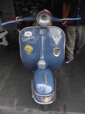 ขาย Vespa 64 ทะเบียนแท้ พร้อมโอน ของแต่งแท้ทั้งคัน(หายากมากกกครับ เฉพาะของแต่งก็หลายหมืนแล้วครับ)แก๊บหน้า แบ็มเบ้ มือเบรค ยางสวม อังกฤษ ปลอกแฮน แบ้มเบ้ สายรัดเบาะแบ้มเบ้ กันชนหน้า วีกาโน้ สภาพสวยใสไร้ที่ติ เครื่องยนต์ดี ระบบไฟติดหมด ราคาพร้อมชุดแต่งแท้ กั