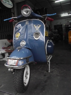 ขาย Vespa 64 ทะเบียนแท้ พร้อมโอน ของแต่งแท้ทั้งคัน(หายากมากกกครับ เฉพาะของแต่งก็หลายหมืนแล้วครับ)แก๊บหน้า แบ็มเบ้ มือเบรค ยางสวม อังกฤษ ปลอกแฮน แบ้มเบ้ สายรัดเบาะแบ้มเบ้ กันชนหน้า วีกาโน้ สภาพสวยใสไร้ที่ติ เครื่องยนต์ดี ระบบไฟติดหมด ราคาพร้อมชุดแต่งแท้ กั