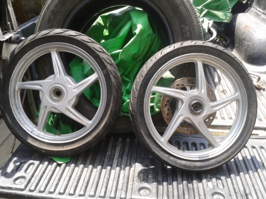 ล้อแม็กถอดจากYAMAHA  MEOพร้อมยางและจานเบรก 1800 บาท