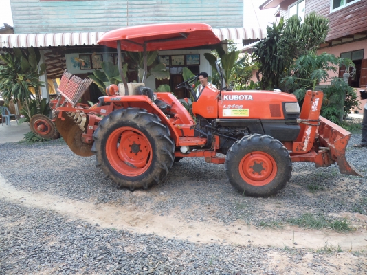 ขาย255000บาทรถไถ34แรง สภาพดีอุปกรครบพร้อมใช้งาน