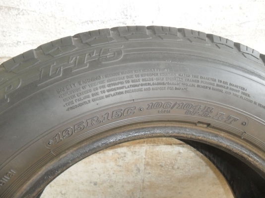 ยาง DUNLOP 195R15 ปี11 สวยๆ 1 คู่ ราคา 950 บาท