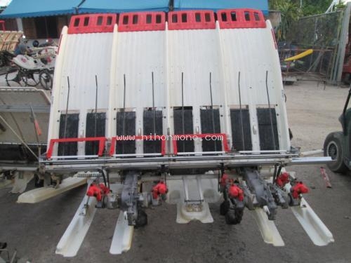 รถปลูกข้าวดำนาแบบนั่งขับ !!! รหัสสินค้า : 13001432 ยี่ห้อ : YANMAR รุ่น : Pe-40