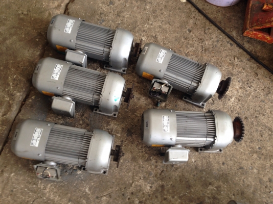 ขายมอเตอร์เกียร์ Mitsubishi 1 HP. 380 V อัตราทด 1:25 มีเบรคในตัว วิ่งนิ่ม สภาพสวย พร้อมใช้งาน มี 5 ตัวครับ