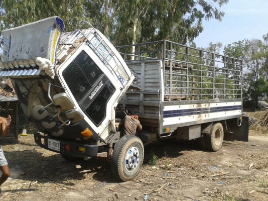 รถหกล้อ อีซุซุ ร๊อคกี้ 175 แรง  ยาวห้าเมตรห้าสิบ ยางเก้าร้อยขอบยี่สิบ  คันซีสวย  เครื่องดี