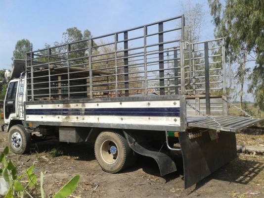 รถหกล้อ อีซุซุ ร๊อคกี้ 175 แรง  ยาวห้าเมตรห้าสิบ ยางเก้าร้อยขอบยี่สิบ  คันซีสวย  เครื่องดี