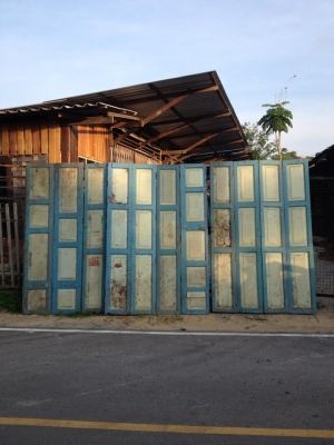 ขายประตูบานเซี้ยมไม้สักเก่า สวยๆครับ