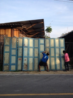 ขายประตูบานเซี้ยมไม้สักเก่า สวยๆครับ ขายประตูบานเซี้ยมไม้สักเก่า สวยๆครับ