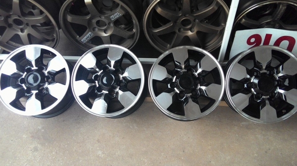 ขายแม็กขอบ15 6รู พร้อมน๊อต