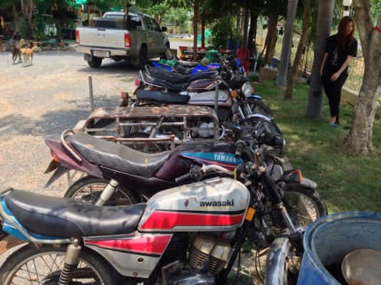 รถเก่าหลายรุ่น