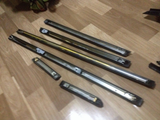 ขายคิ้วรอบคัน bmw e30 แท้ติดรถ จำนวน6ชิ้น ราคา2000บาท โทร0924462525โส กทม