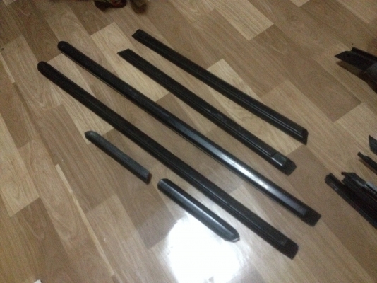 ขายคิ้วรอบคัน bmw e30 แท้ติดรถ จำนวน6ชิ้น ราคา2000บาท โทร0924462525โส กทม